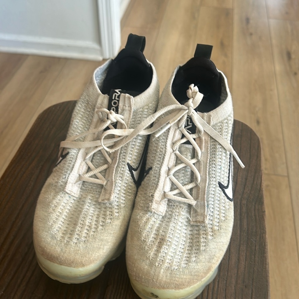 Men’s Nike Vapor running Shoes Size 7. Women’s size 5